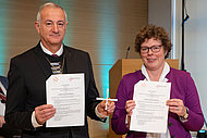Unterzeichnung des Partnerschaftsvertrags: Bischof Reinhart Guib und Bischöfin Dr. Beate Hofmann - Die Evangelische Kirche von Kuhessen-Waldeck (EKKW) und die Evangelische Kirche Augsburgischen Bekenntnisses in Rumänien sind nun Partnerinnen: Das hat die Landessynode der EKKW am 22. November beschlossen. Während der Synodaltagung haben beide Kirchen einen entsprechenden Partnerschaftsvertrag unterzeichnet.