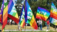 Auf dem Bild sind viele Regenbogen-Fahnen mit der Aufschrift Peace zu sehen.