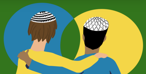 Das Logo zeigt die Zeichnung eines jüdischen Menschen mit der Kopfbedeckung Kippa und eines muslimischen Menschen mit der Kopfbedeckung Takke. Sie sind von hinten abgebildet und haben die Hand auf der Schulter des jeweils Anderen abgelegt.