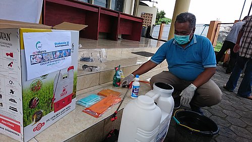 Desinfektionsmaßnahmen in einer Kirche in Indonesien