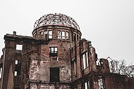 Das Bild zeigt eine der berühmtesten Ruinen der Welt: die Atombombenkuppel von Hiroshima. Es ist eindurch den ersten kriegerischen Einsatz einer Atombombe zertörtes Gebäude.