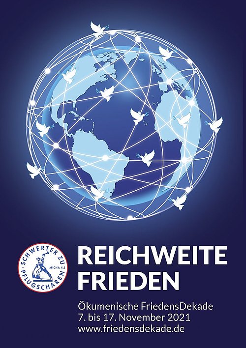 Das Bild zeigt das Plakat mit dem Jahresmotiv Ökumenische Friedensdekade 2021. Es zeigt die blaue Erdkugel, die von einem Netz aus weißen Tauben umschwirrt wird. darunter steht das Jahresmotto "Reichweite Frieden"