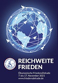 Das Bild zeigt das Plakat mit dem Jahresmotiv Ökumenische Friedensdekade 2021. Es zeigt die blaue Erdkugel, die von einem Netz aus weißen Tauben umschwirrt wird. darunter steht das Jahresmotto "Reichweite Frieden"