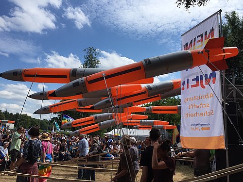 Aktionstag gegen Atomwaffen in Büchel 2019 Das Bild zeigt Raketenförmige Luftballons auf einer Protestkundgebung am Fliegerhorst in Büchel.