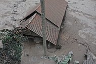 Etwa ein Dutzend Dörfer in der Umgebung des aktiven Vulkans Semeru sind teilweise bis zum Dach in Asche versunken und unbewohnbar geworden. 