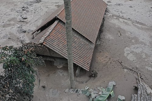 Zerstörung durch den Vulkan Semeru (Ost-Java, Indonesien) Etwa ein Dutzend Dörfer in der Umgebung des aktiven Vulkans Semeru sind teilweise bis zum Dach in Asche versunken und unbewohnbar geworden.