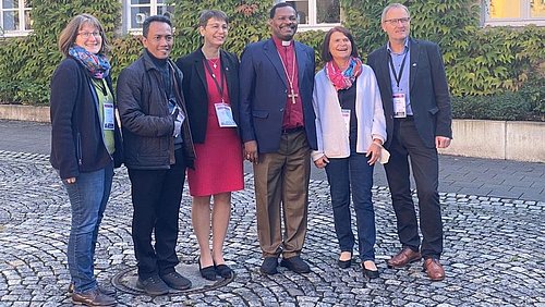 VEM Vollversammlung 2022 Das Bild zeigt die hessischen Delegierten - drei Frauen und zwei Männer - gemeinsam mit Bischof Dr. Keshomshahara.