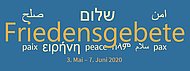 Auf dem Bild ist das Wort Friedensgebete in verschiedenen Sprachen geschrieben.