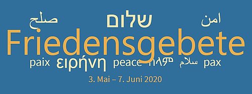 Auf dem Bild ist das Wort Friedensgebete in verschiedenen Sprachen geschrieben.