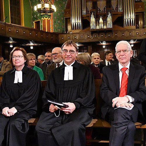 Das Bild zeigt: Stellvertretende EKHN-Kirchenpräsidentin Ulrike Scherf, EKHN-Kirchenpräsident Jung und Dr. Josef Schuster, Präsident des Zentralrats der Juden