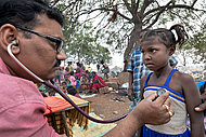 	Auf dem Platz, auf dem ueblicherweise die Waste-Picker Berge von Plastikmuell sortieren, hat DBRC (Dalit Bahujan Resource Center) ein Health Camp fuer die Waste-Picker Familien eingerichtet. Der Arzt Dr. Boda Srinivas (37 Jahre) der "staatlichen Gesundheits und Familienfuersorge" hoert mit einem Stethoskop die Bronchien eines Maedchens ab.