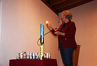 Während ihrer Bergsträßer Rede entzündete Pfarrerin Müller-Langsdorf die Wanderfriedenskerze.