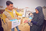 Verteilung von für Neugeborene und Kleinkinder in einem Flüchtlingscamp in Rafah im südlichen Gazastreifen.