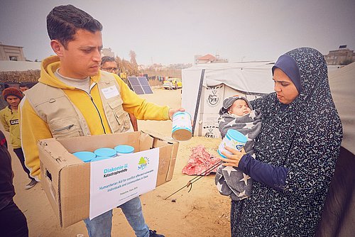 Verteilung von für Neugeborene und Kleinkinder in einem Flüchtlingscamp in Rafah im südlichen Gazastreifen.