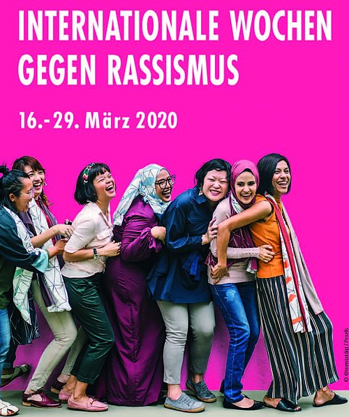 Plakat Internationale Wochen gegen Rassismus Das Bild zeigt Frauen unterschiedlicher Herkunft vor einer pinken Wand