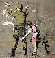 Ein Grafitto des britischen Künstlers Bansky, ein Mädchen durchsucht einen Soldaten