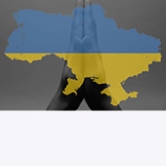 Umrisskarte der Ukraine in Blau und Gelb über zwei betenden Händen auf grauem Hintergrund. Langbeschreibung: Die Ukraine-Karte ist mittig im Bild platziert und in den Nationalfarben blau (oben) und gelb (unten) gefärbt. Im Hintergrund sind zwei Hände im Gebetsgestus sichtbar, die durch die transparente Karte teilweise verdeckt sind. Der graue Hintergrund verstärkt die Symbolik von Hoffnung oder Solidarität.